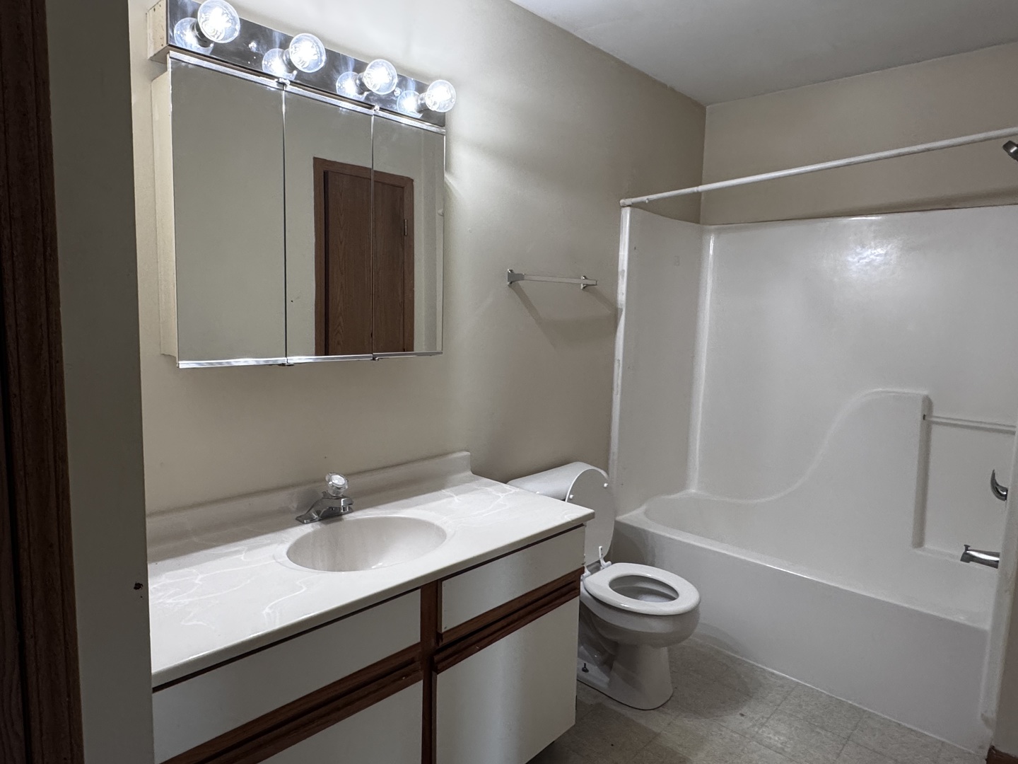 330 Leah Lane #3B, Woodstock, IL 60098