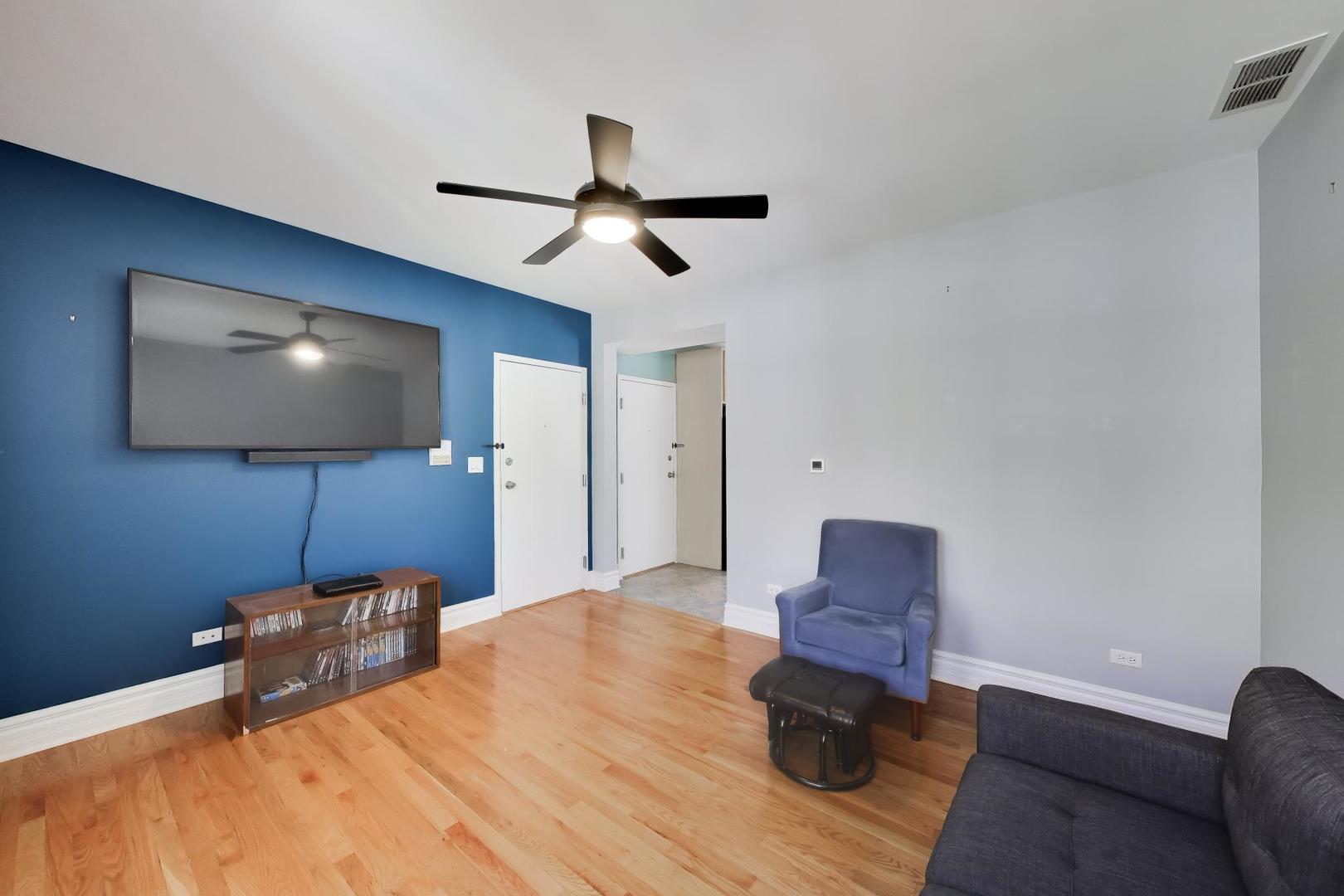4722 N Kenneth Avenue #3W, Chicago, IL 60630