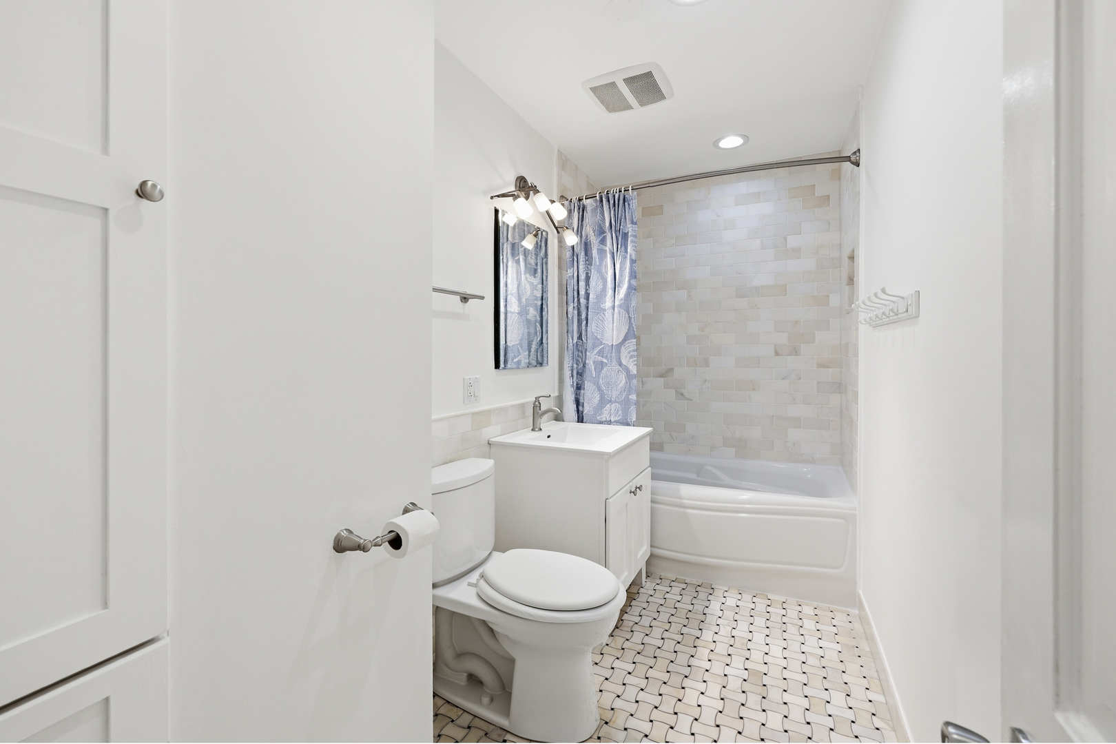 639 N Kaspar Avenue, Arlington Heights, IL 60004