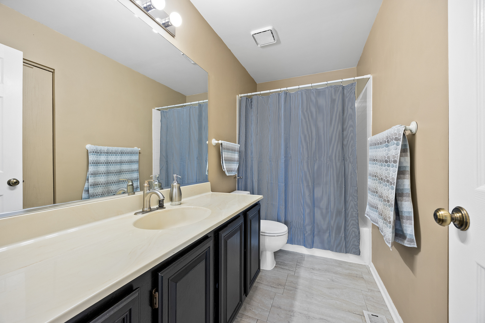 2 Buckboard Court, Bolingbrook, IL 60490