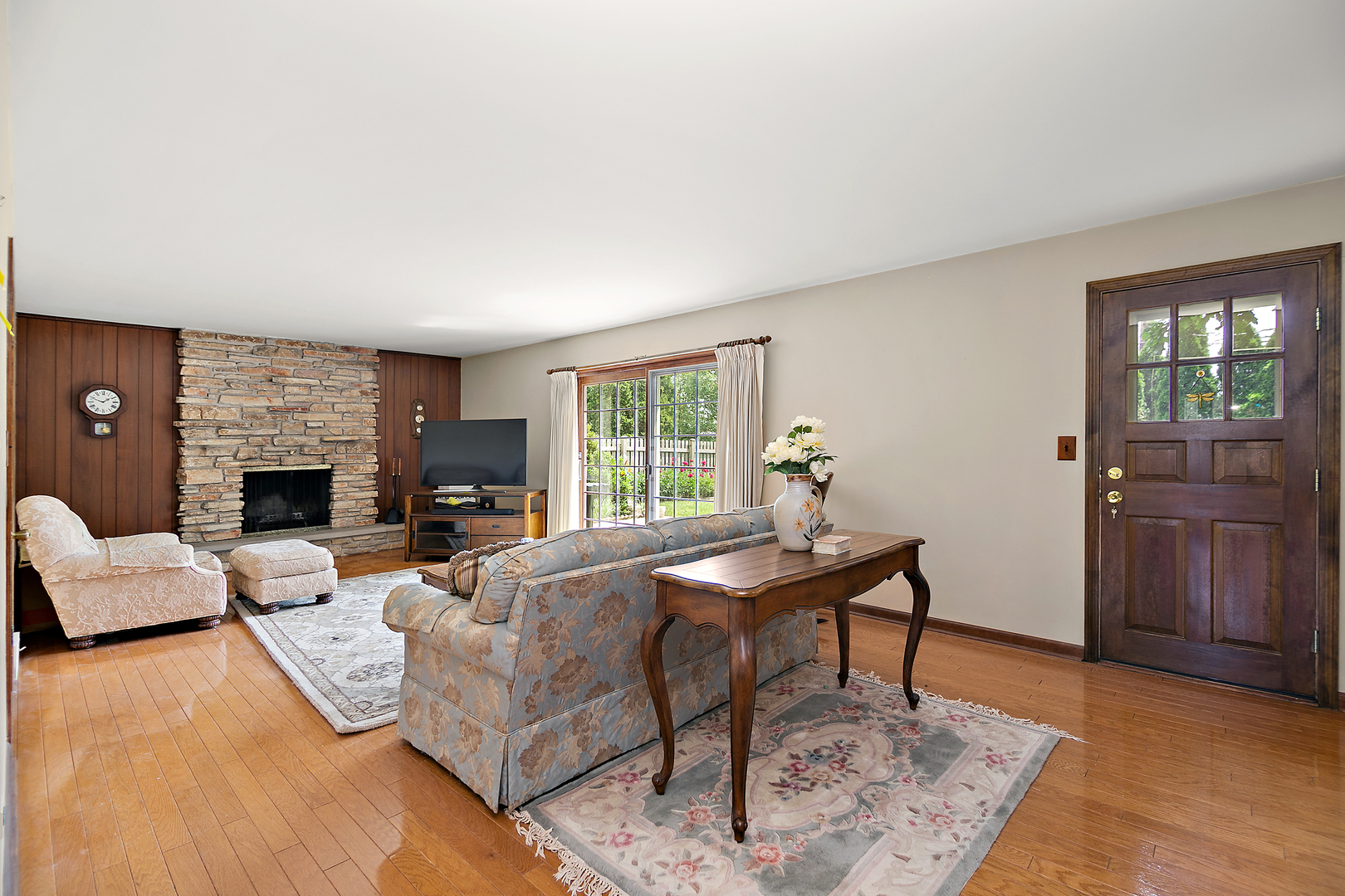 1409 E Rosehill Drive, Arlington Heights, IL 60004
