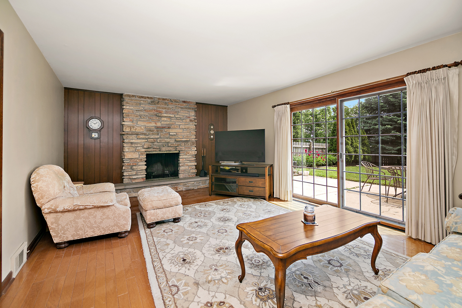 1409 E Rosehill Drive, Arlington Heights, IL 60004