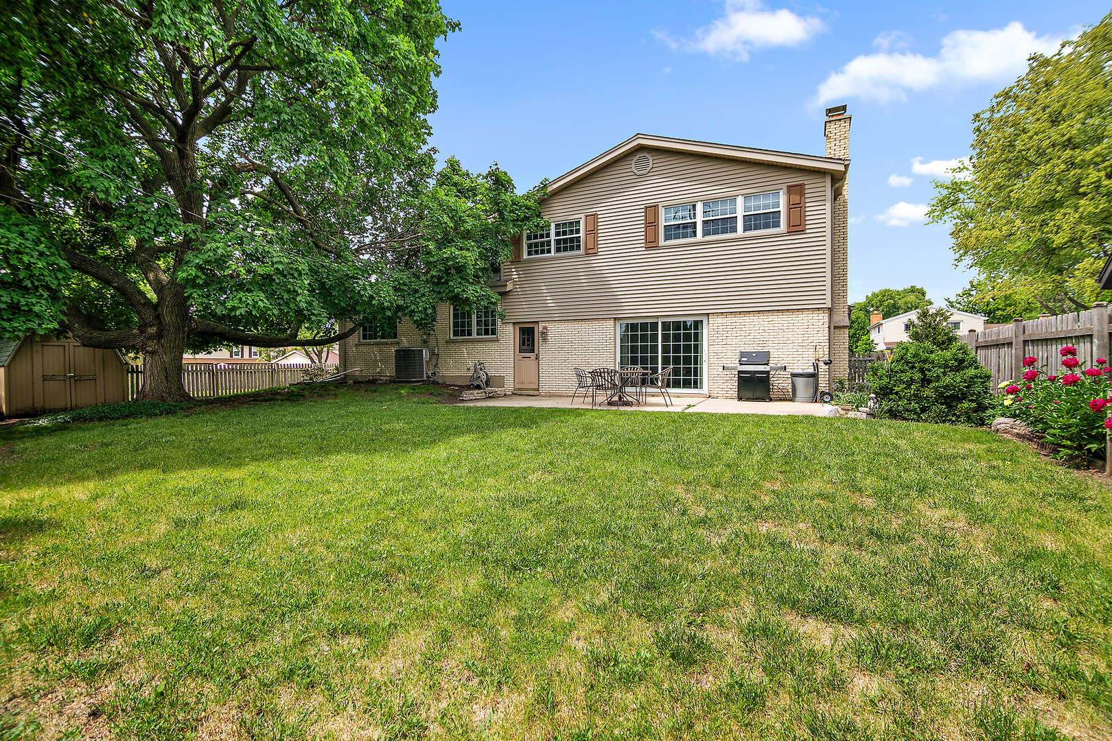 1409 E Rosehill Drive, Arlington Heights, IL 60004