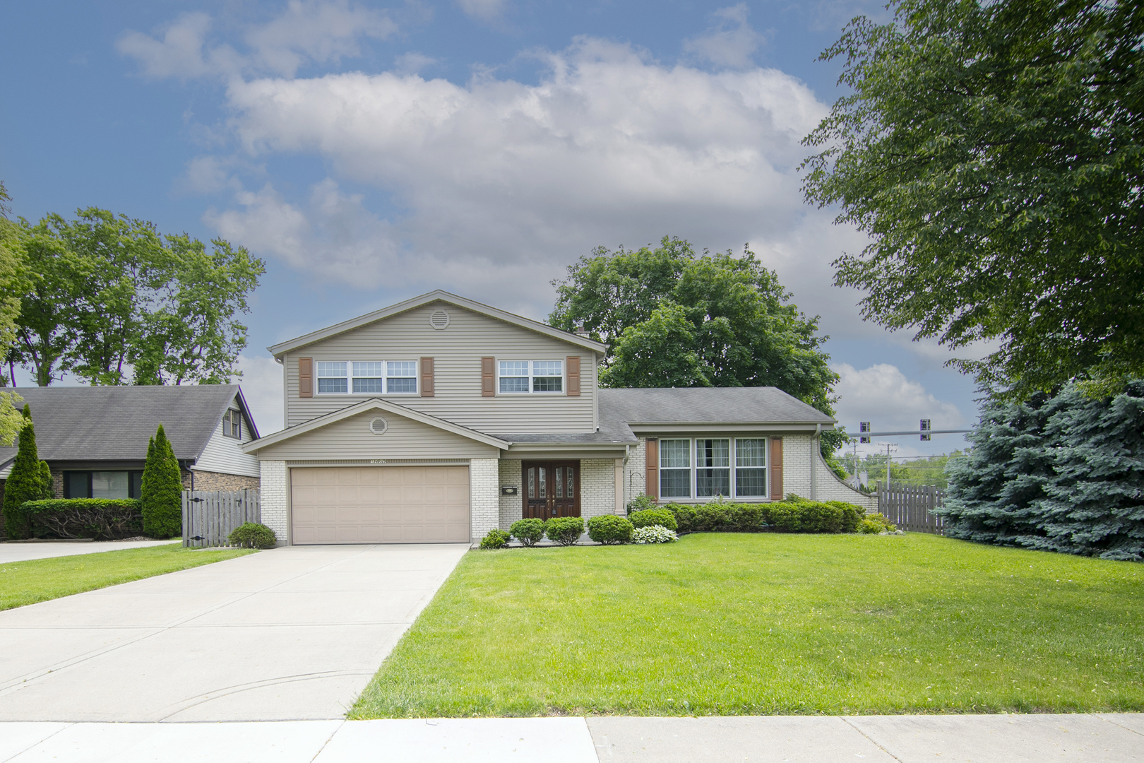 1409 E Rosehill Drive, Arlington Heights, IL 60004