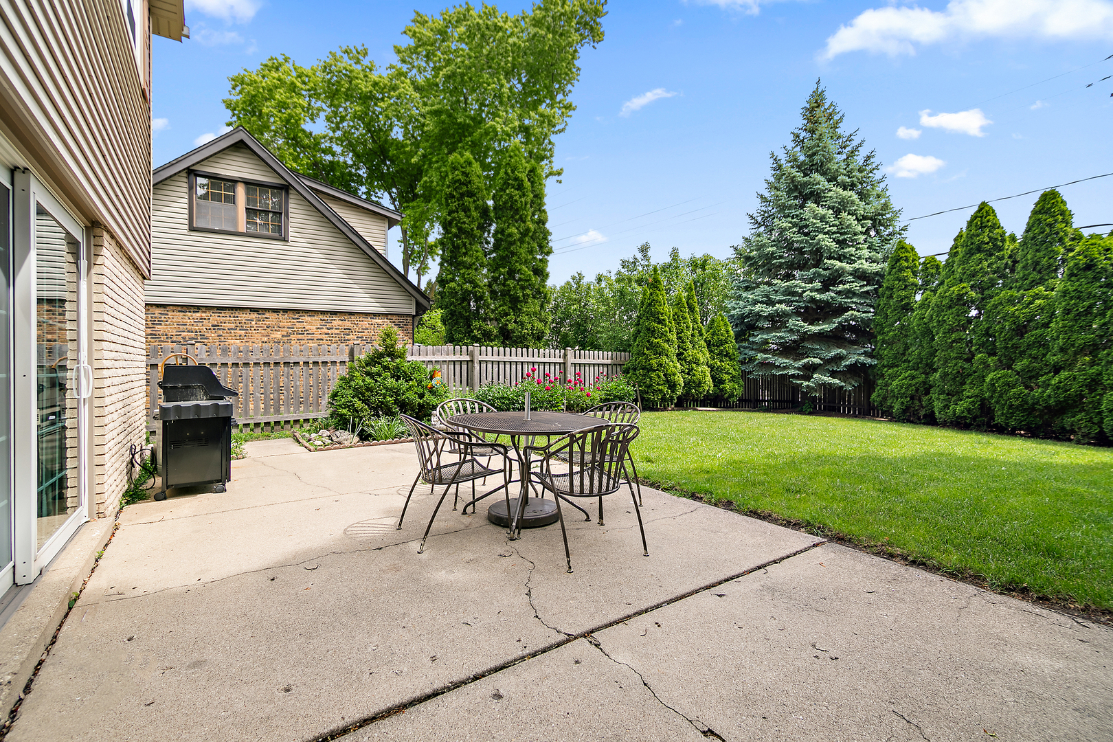 1409 E Rosehill Drive, Arlington Heights, IL 60004