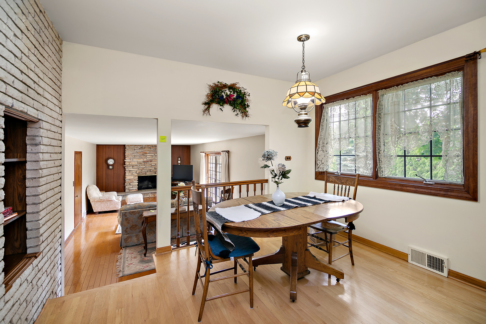 1409 E Rosehill Drive, Arlington Heights, IL 60004