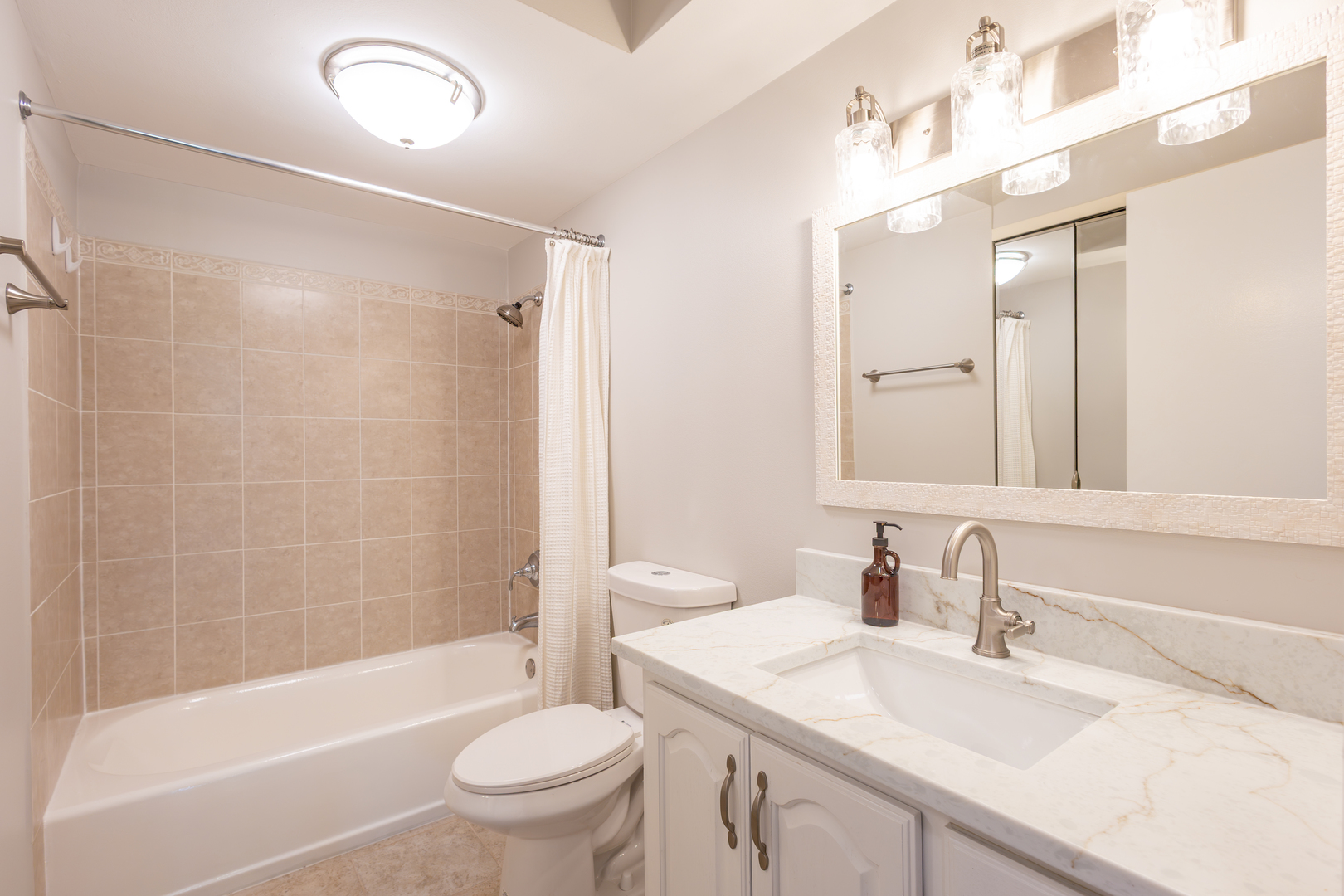 450 Raintree Court #2B, Glen Ellyn, IL 60137