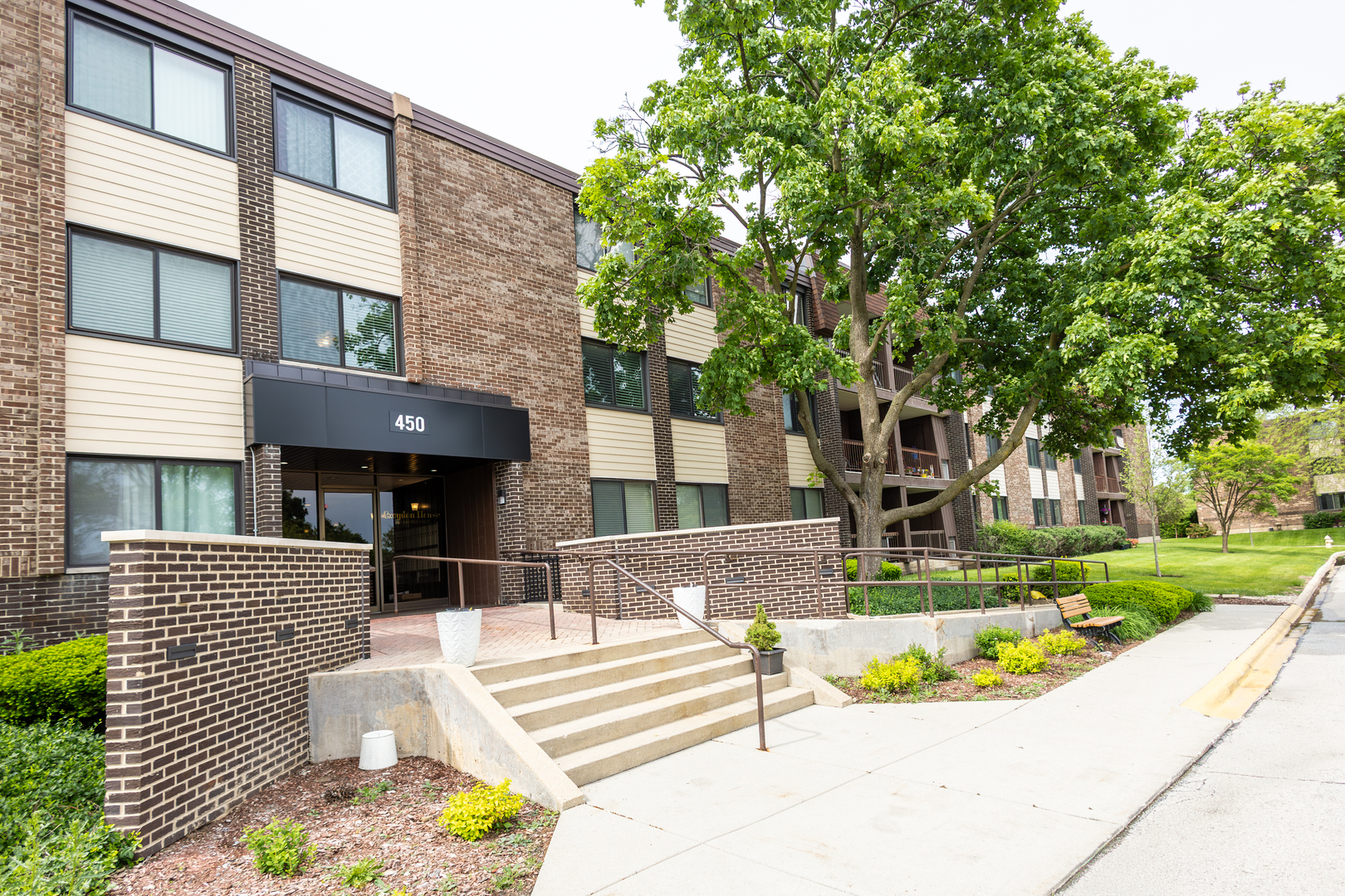 450 Raintree Court #2B, Glen Ellyn, IL 60137