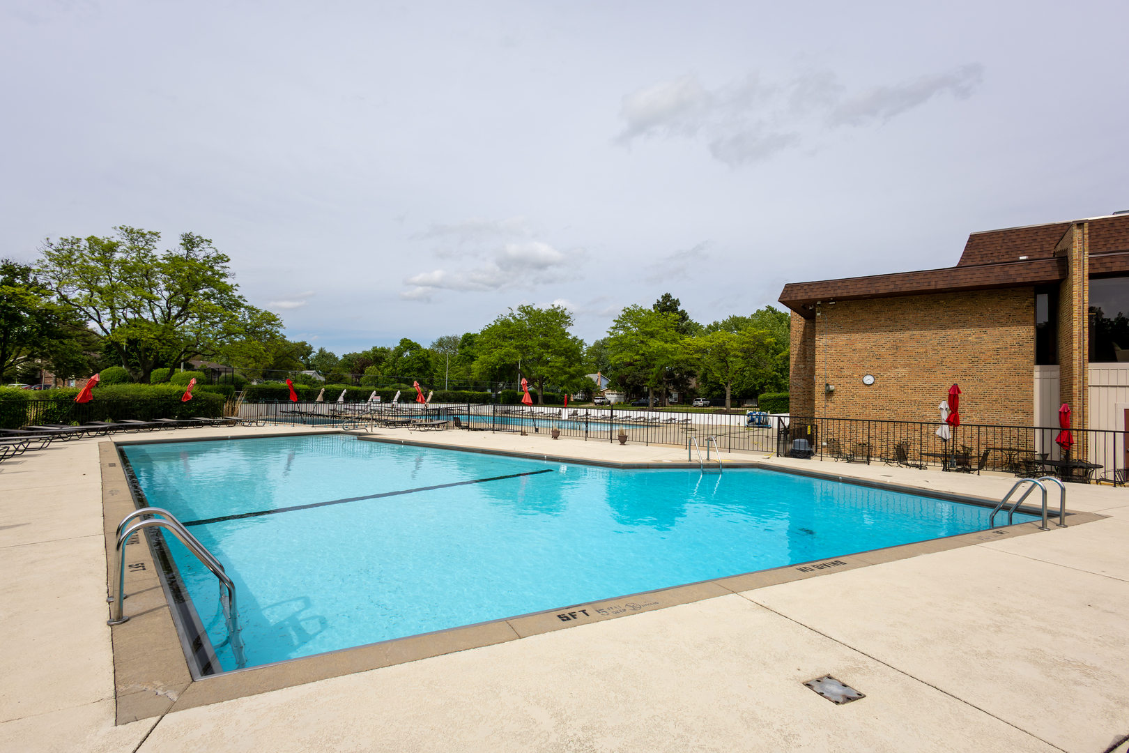 450 Raintree Court #2B, Glen Ellyn, IL 60137