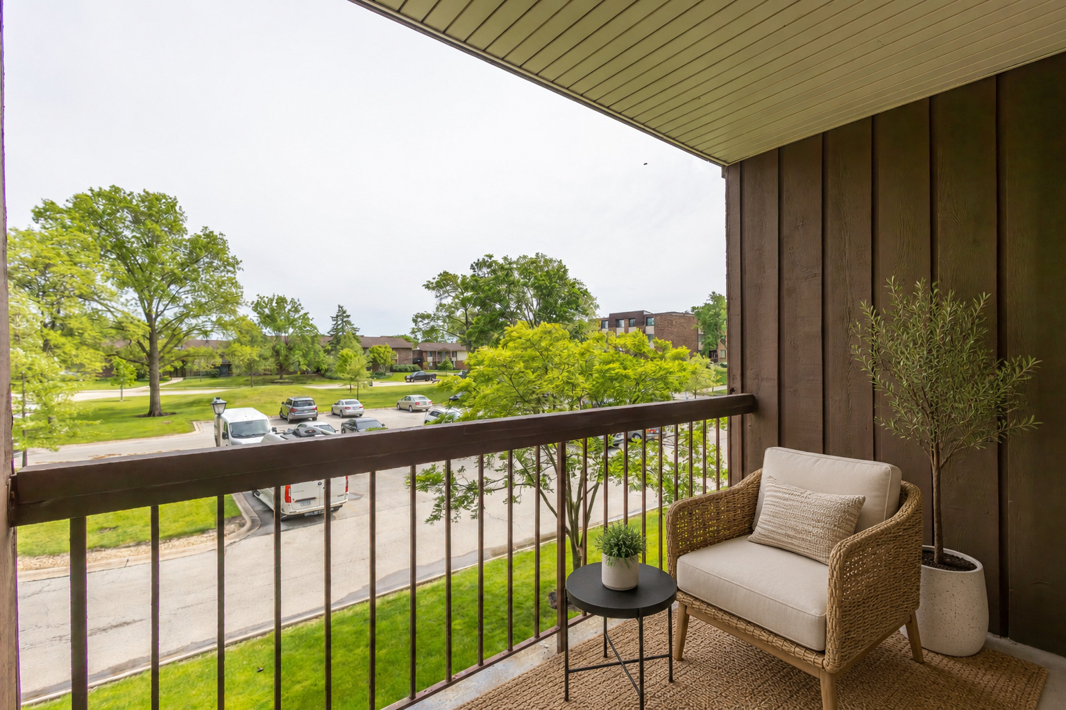 450 Raintree Court #2B, Glen Ellyn, IL 60137