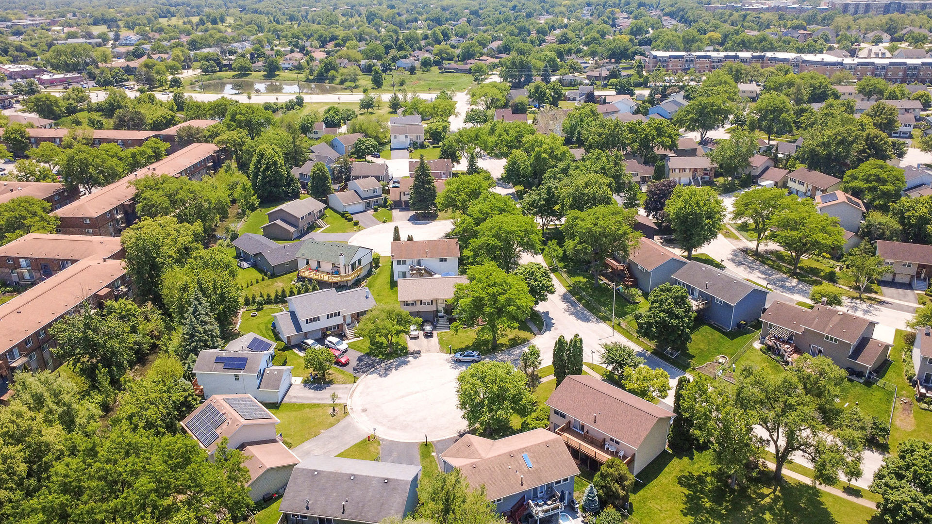 305 Elwood Court, Westmont, IL 60559