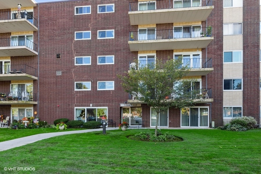 5300 Walnut Avenue #2B, Downers Grove, IL 60515