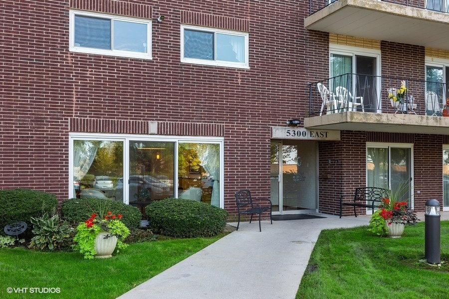 5300 Walnut Avenue #2B, Downers Grove, IL 60515
