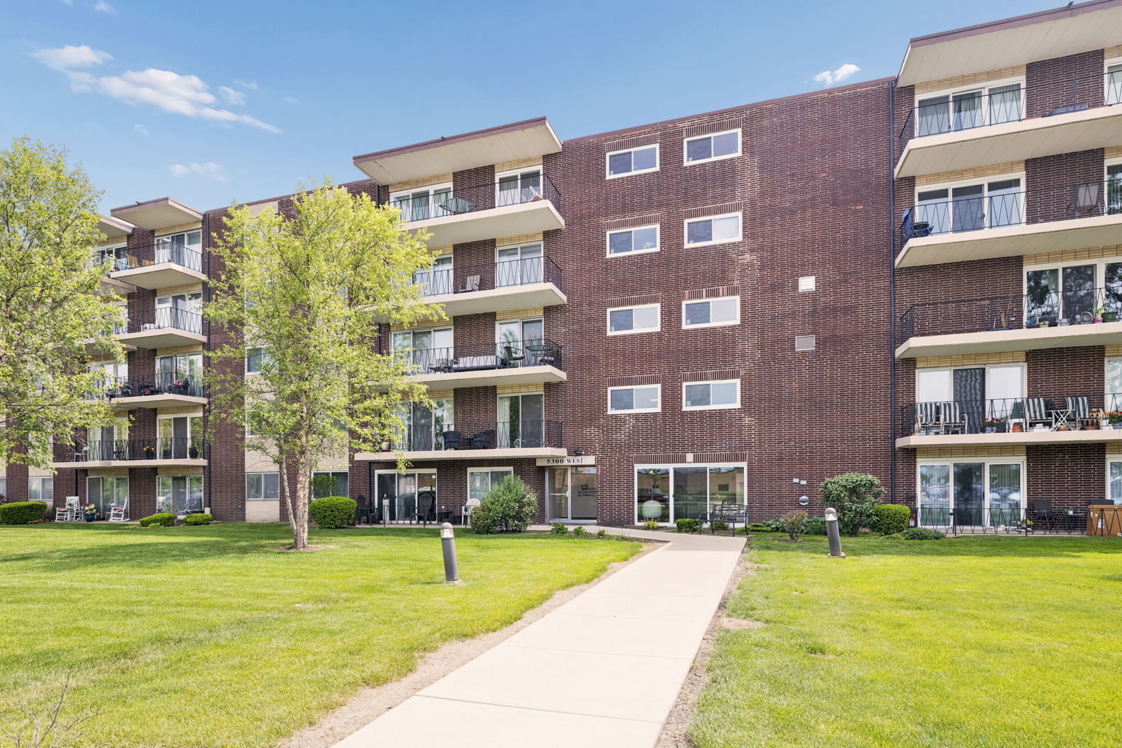 5300 Walnut Avenue #2B, Downers Grove, IL 60515