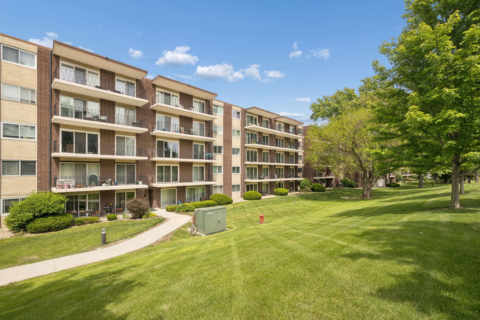5300 Walnut Avenue #2B, Downers Grove, IL 60515