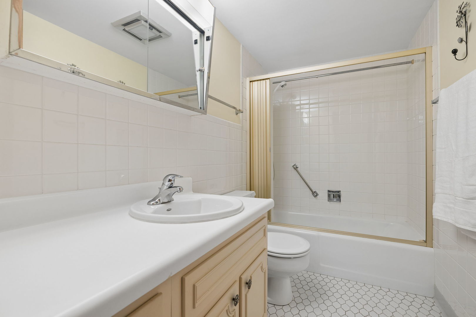 5300 Walnut Avenue #2B, Downers Grove, IL 60515