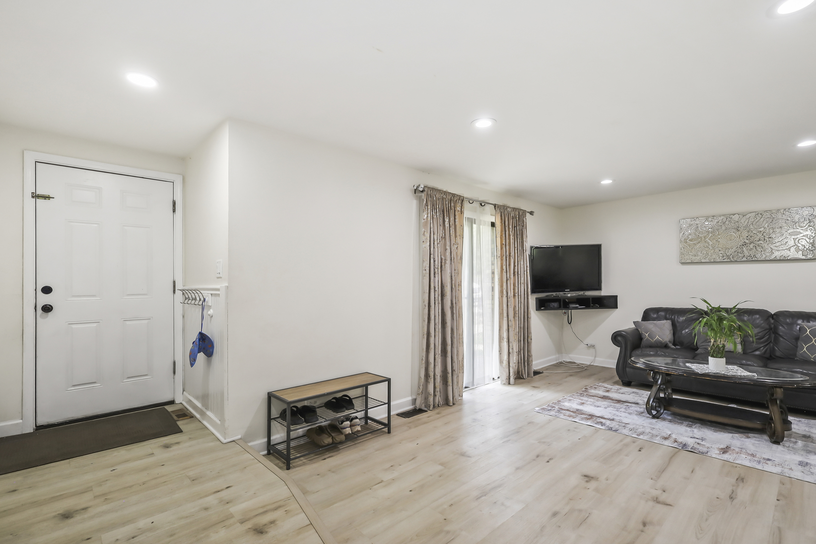 2130 Country Club Drive #2130, Woodridge, IL 60517