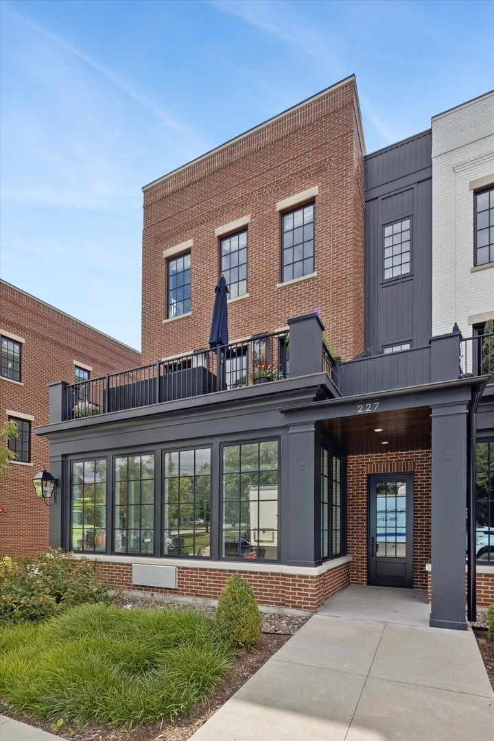 227 Burlington Avenue #2, Clarendon Hills, IL 60514