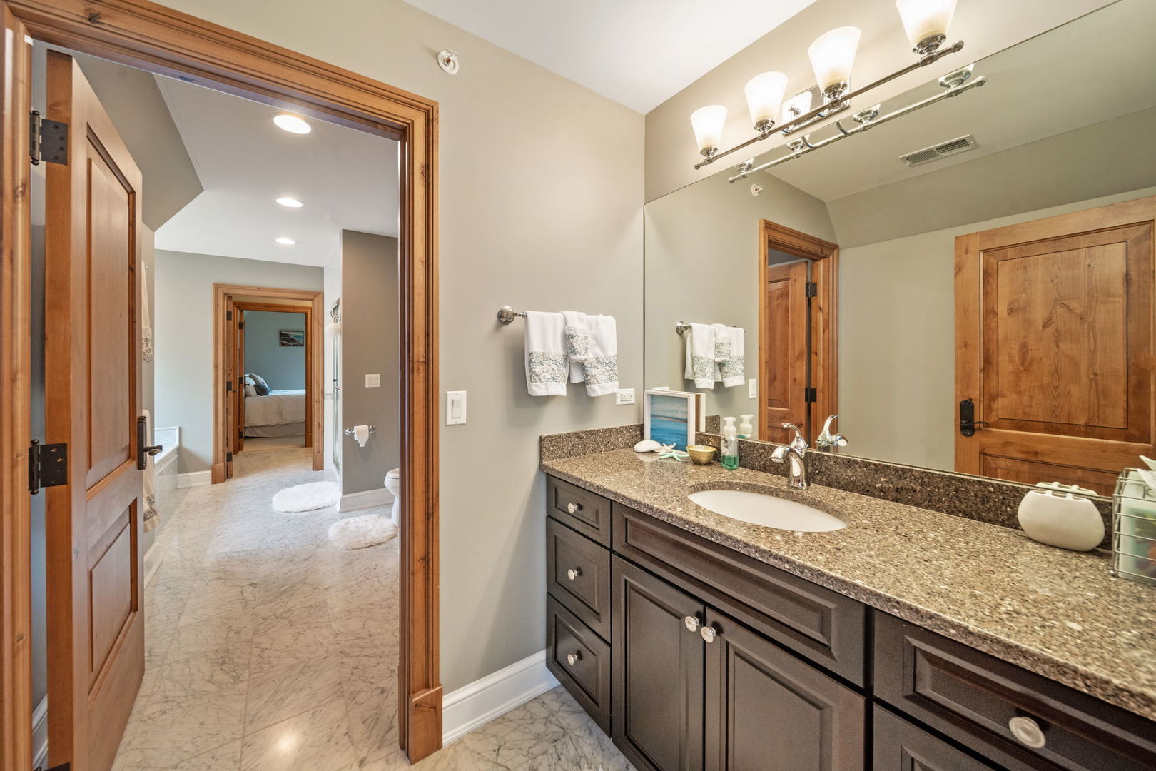 261 S Kenilworth Avenue, Glen Ellyn, IL 60137