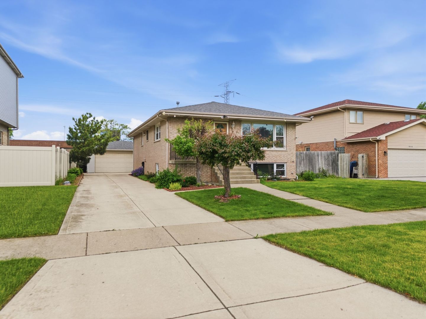 9324 S Thomas Avenue, Bridgeview, IL 60455