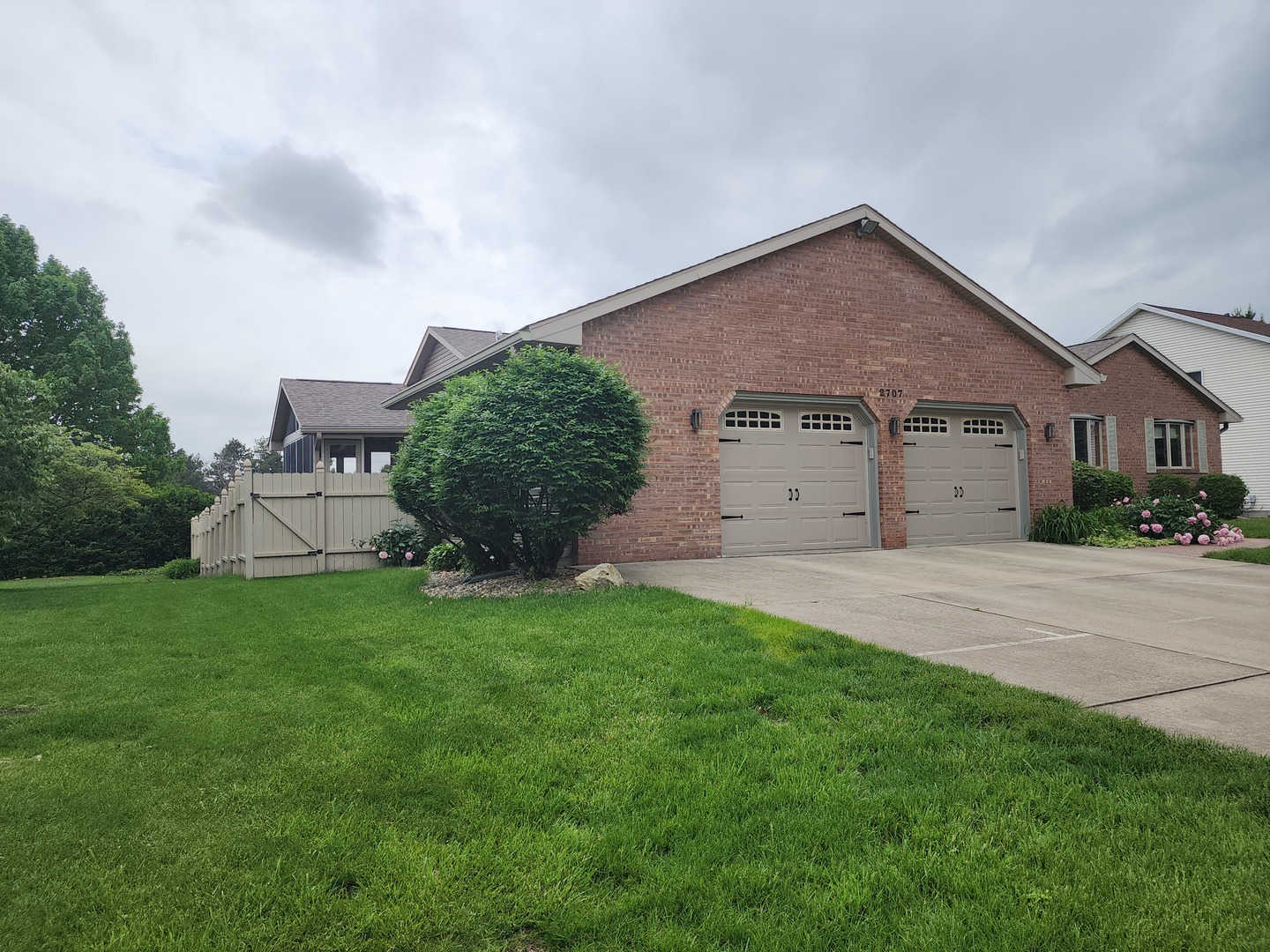 2707 Foxridge Run, Bloomington, IL 61704