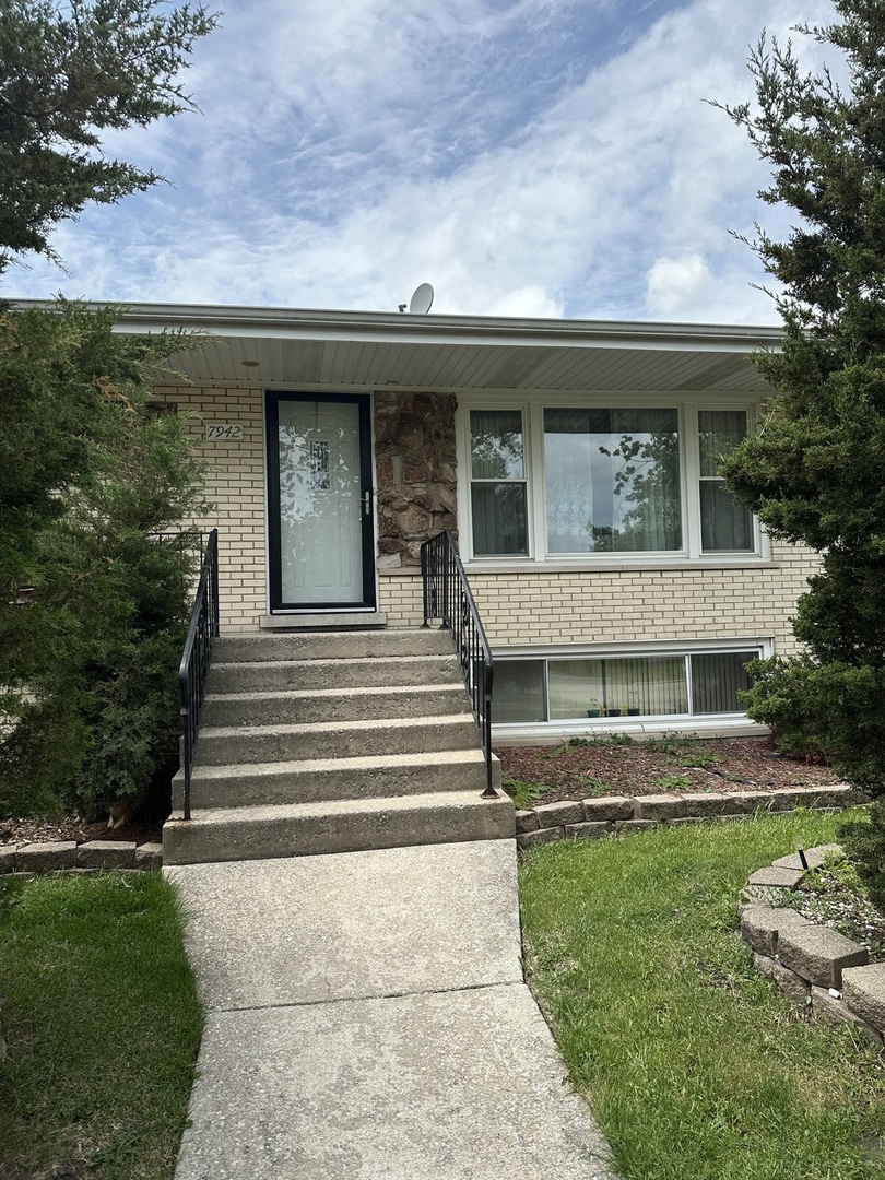 7942 Nagle Avenue, Burbank, IL 60459