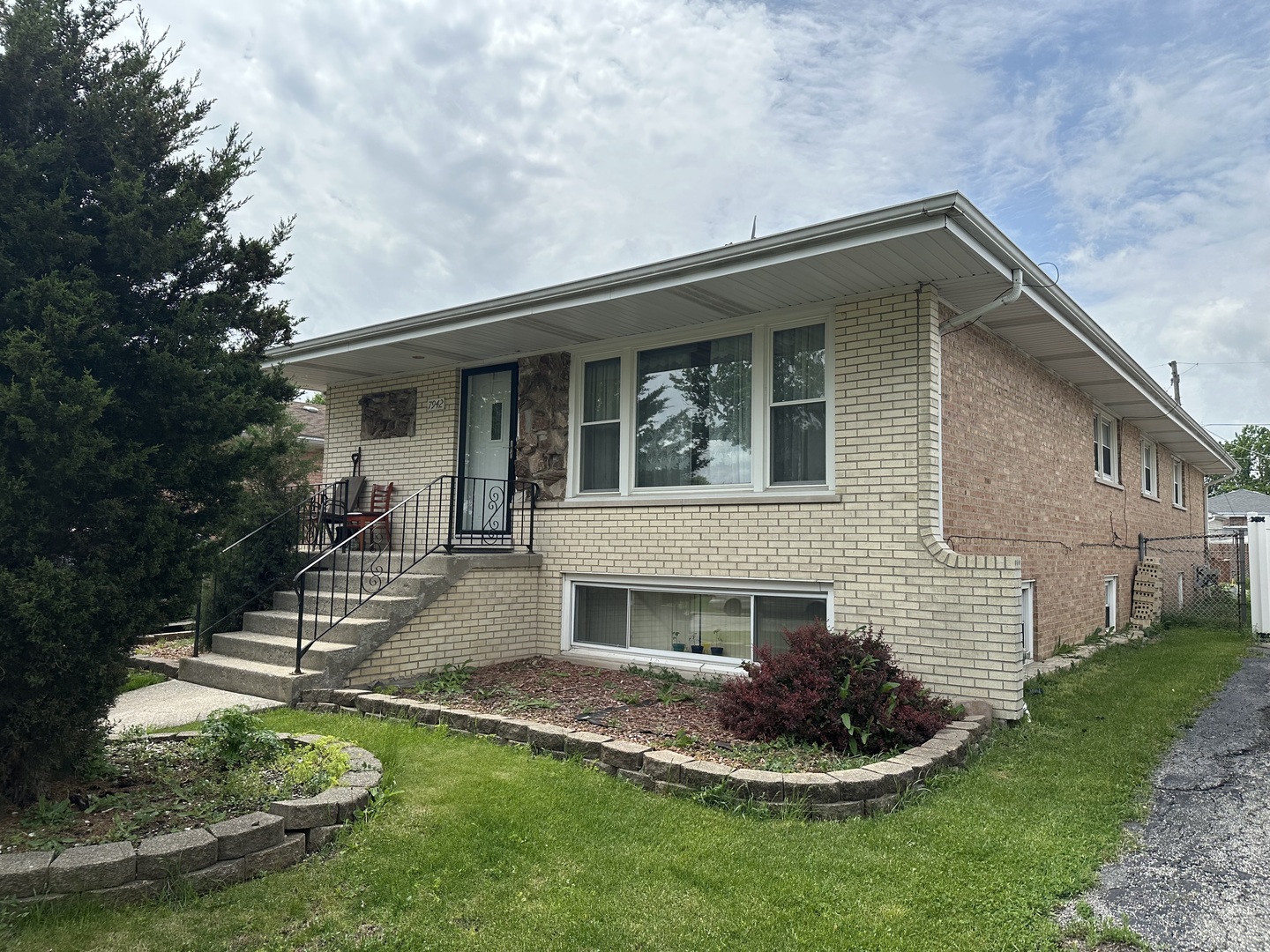 7942 Nagle Avenue, Burbank, IL 60459