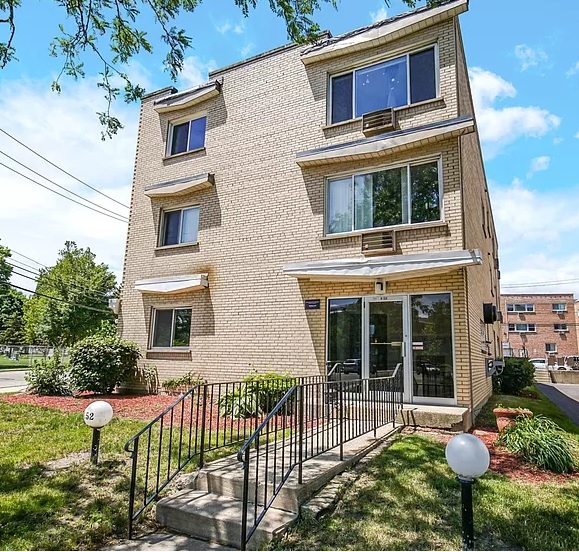 8152 Elmwood Avenue #G4, Skokie, IL 60077