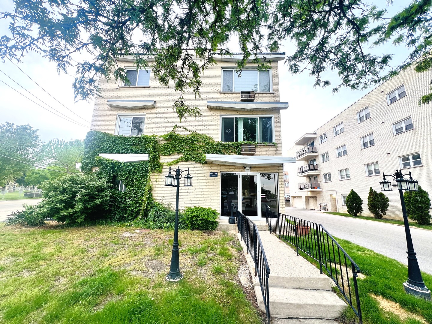 8152 Elmwood Avenue #G4, Skokie, IL 60077