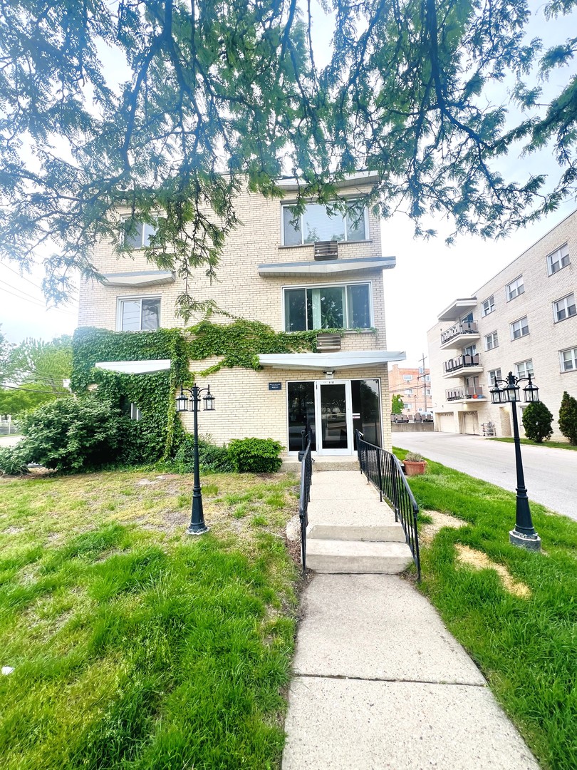 8152 Elmwood Avenue #G4, Skokie, IL 60077