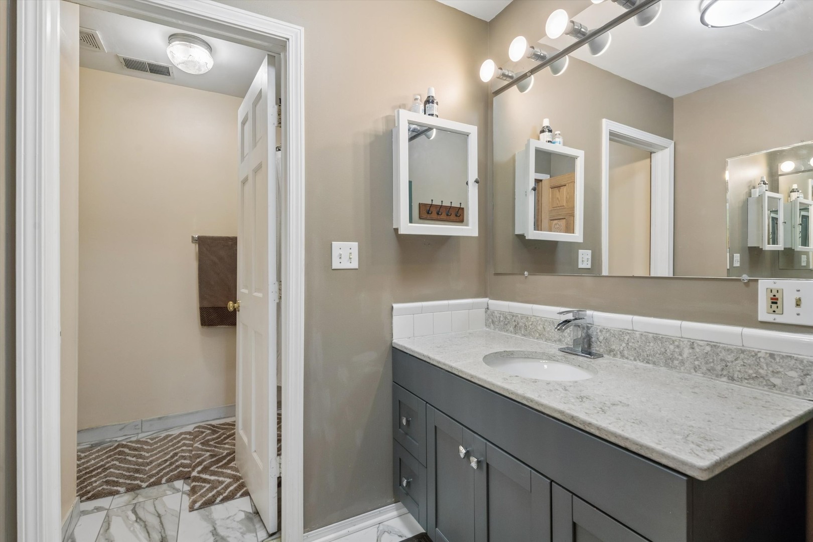 2142 N Summit Street, Wheaton, IL 60187