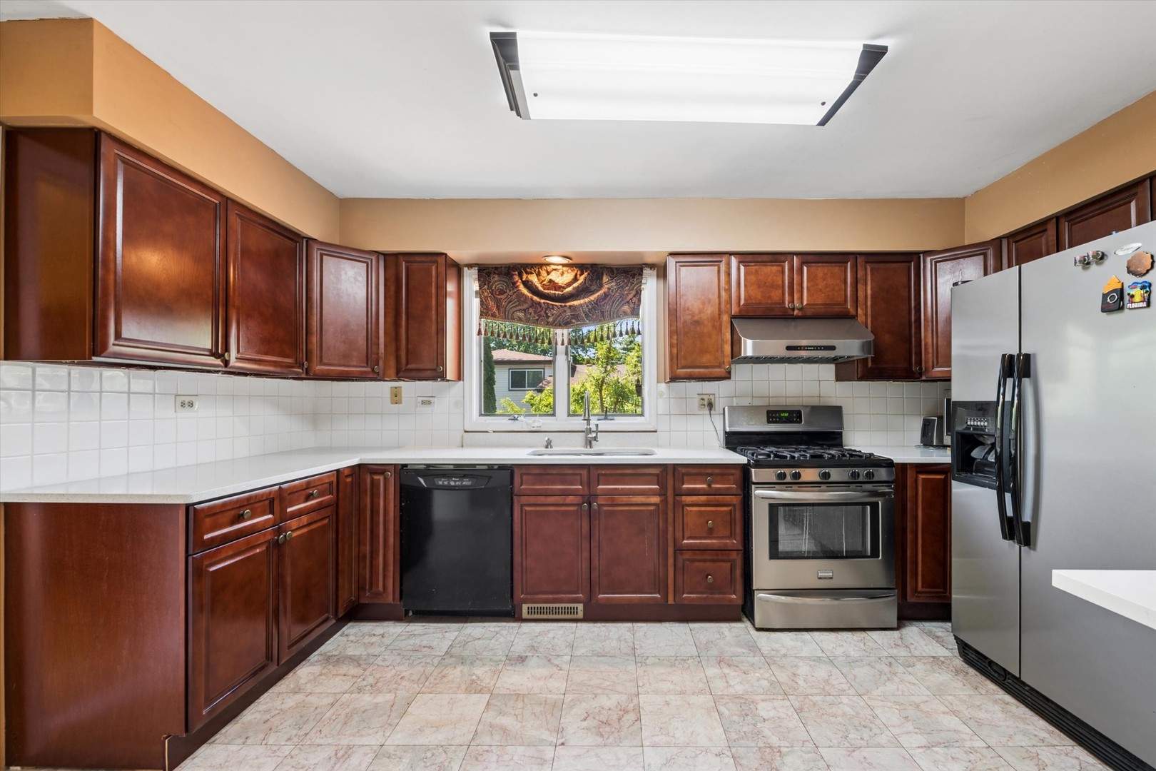 2142 N Summit Street, Wheaton, IL 60187