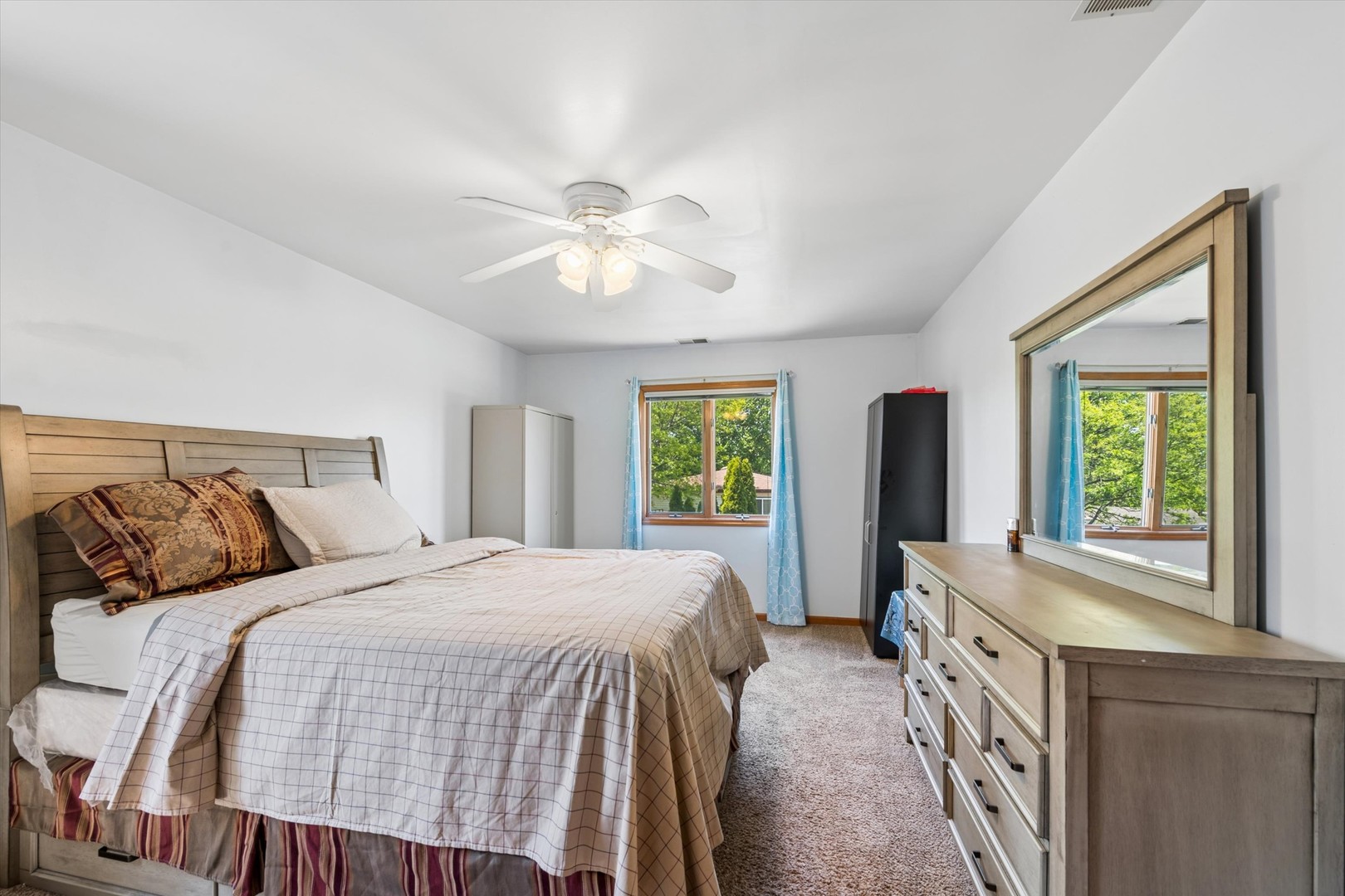 2142 N Summit Street, Wheaton, IL 60187