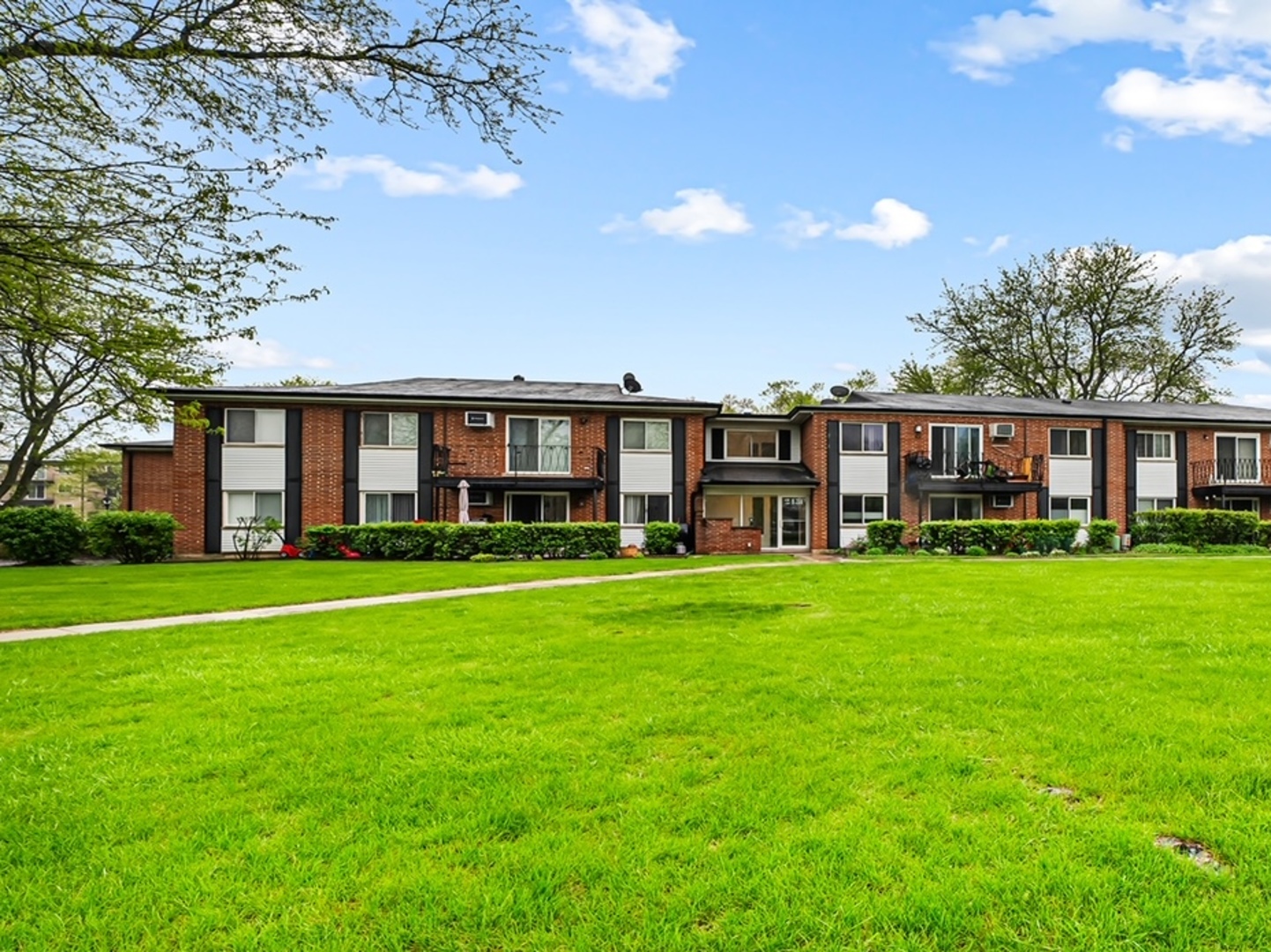 2431 E Brandenberry Court #2O, Arlington Heights, IL 60004