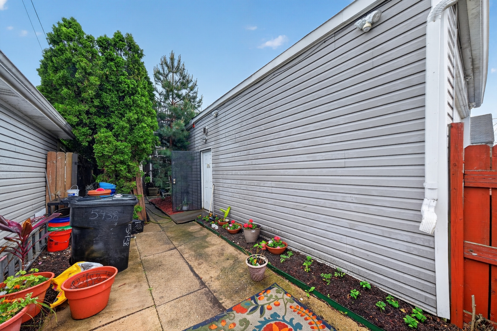 5438 W Melrose Street, Chicago, IL 60641