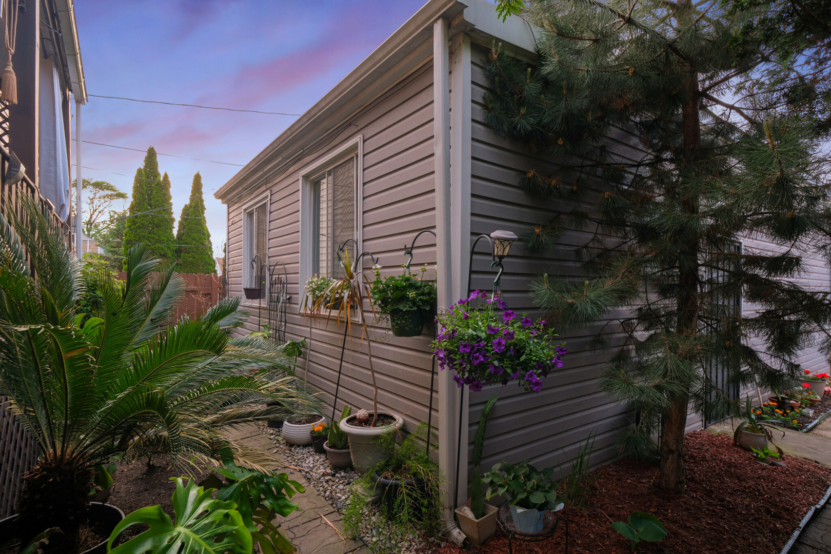 5438 W Melrose Street, Chicago, IL 60641