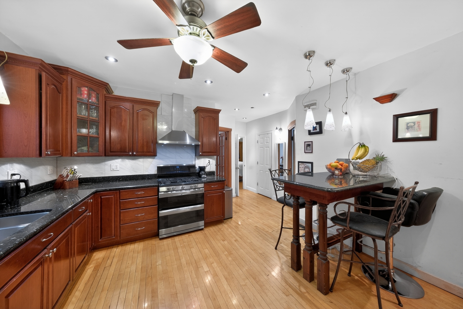5438 W Melrose Street, Chicago, IL 60641