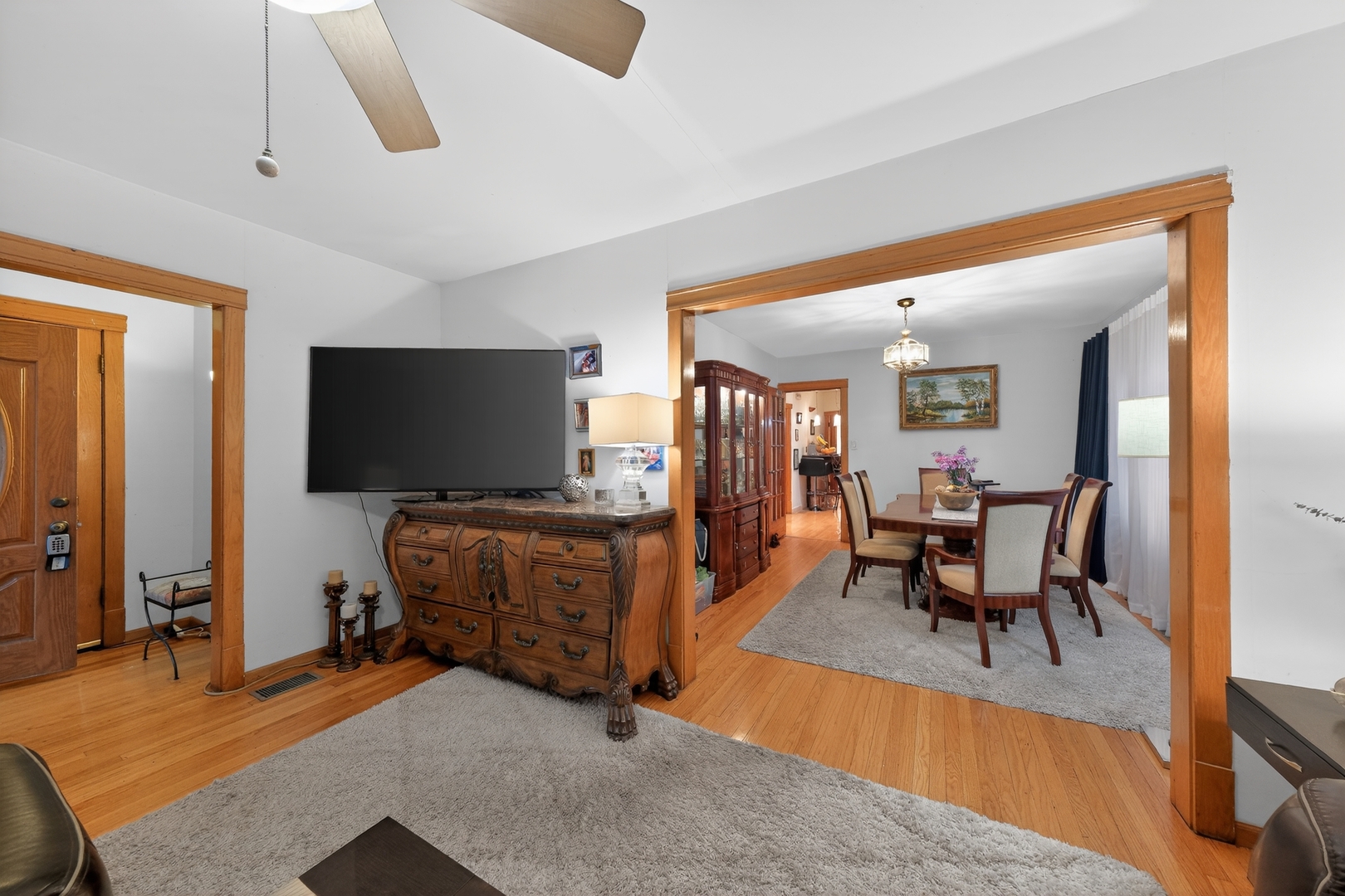 5438 W Melrose Street, Chicago, IL 60641