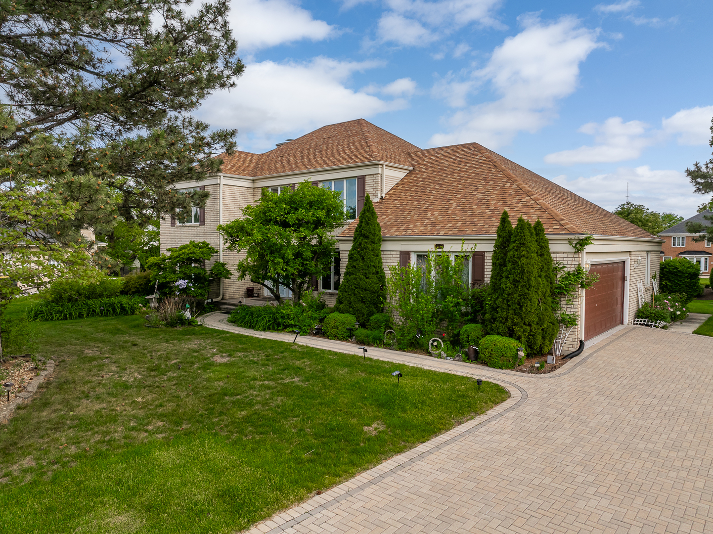 306 Woodview Court, Oak Brook, IL 60523