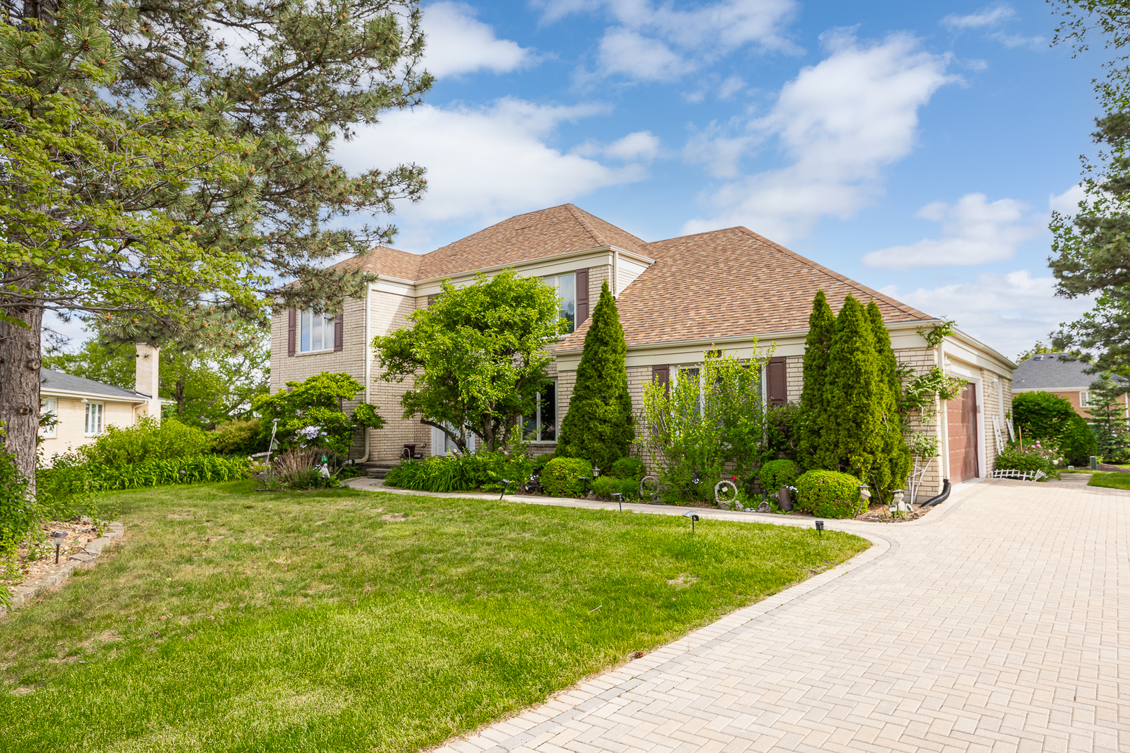 306 Woodview Court, Oak Brook, IL 60523
