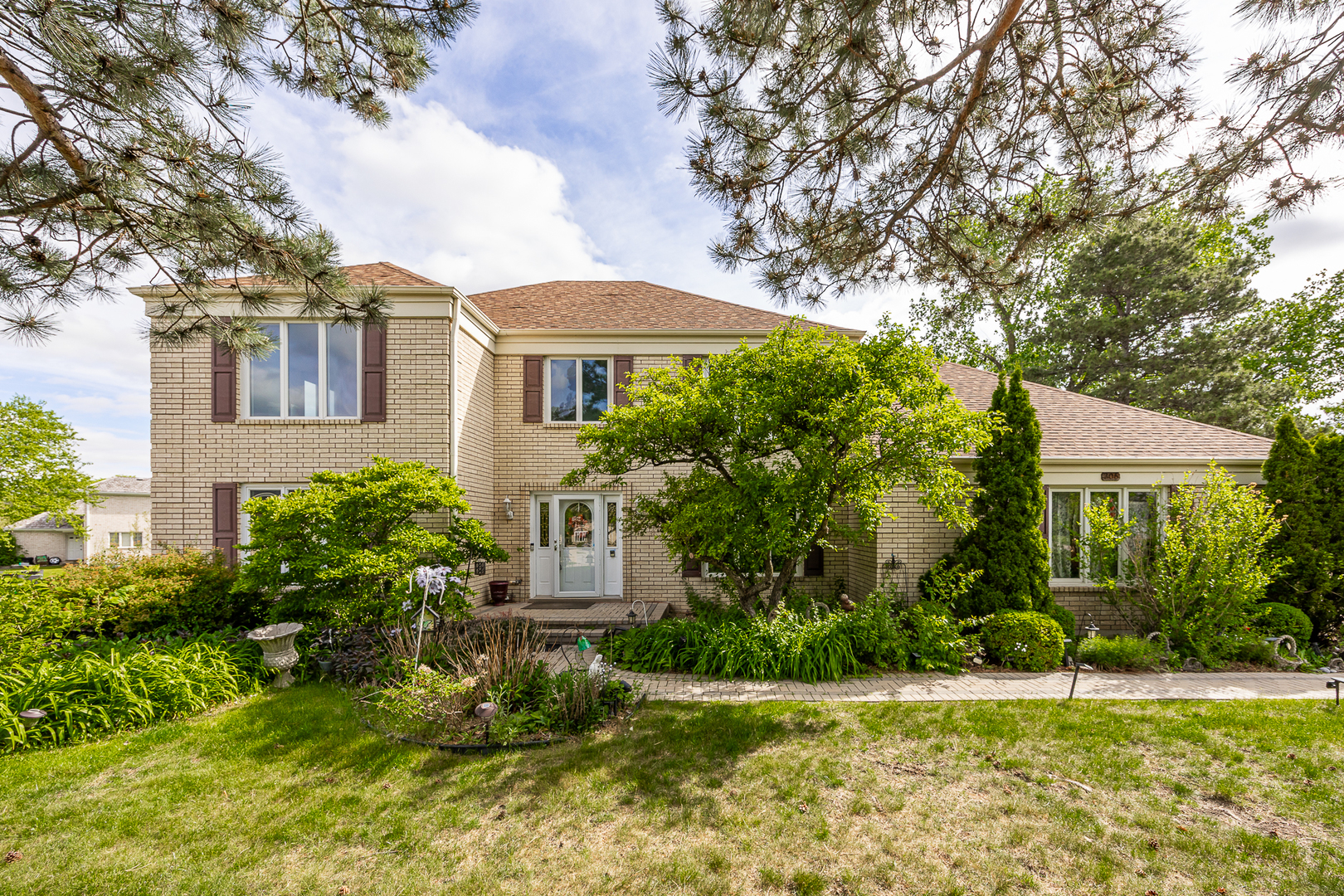 306 Woodview Court, Oak Brook, IL 60523