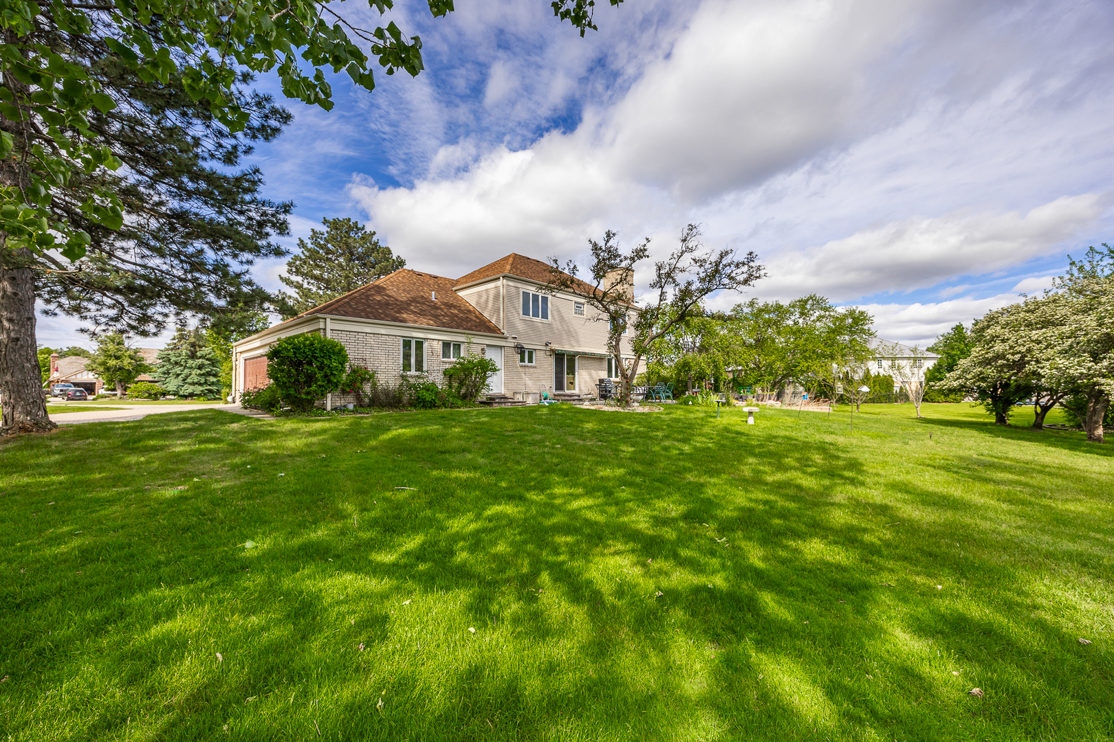 306 Woodview Court, Oak Brook, IL 60523