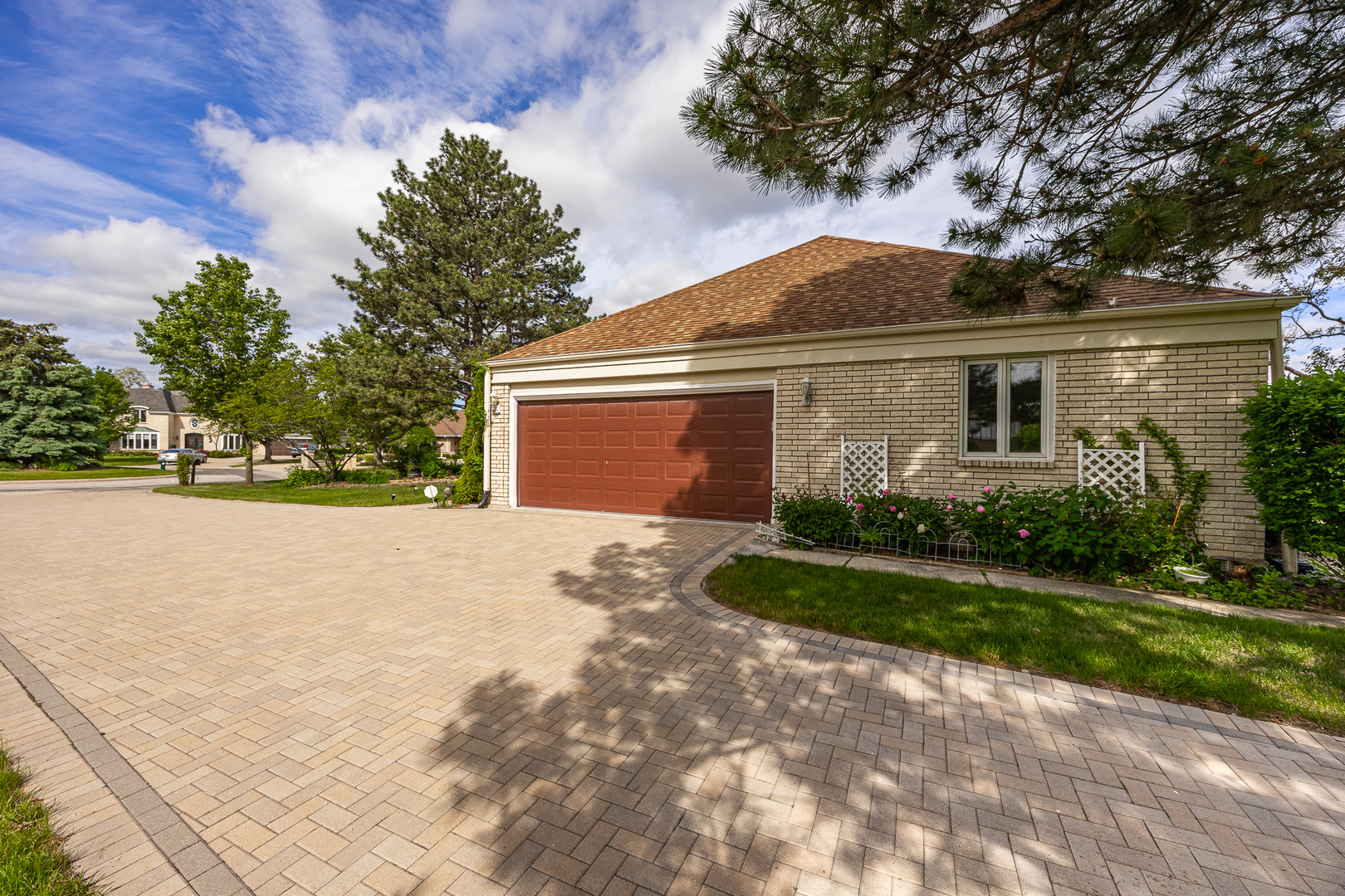 306 Woodview Court, Oak Brook, IL 60523