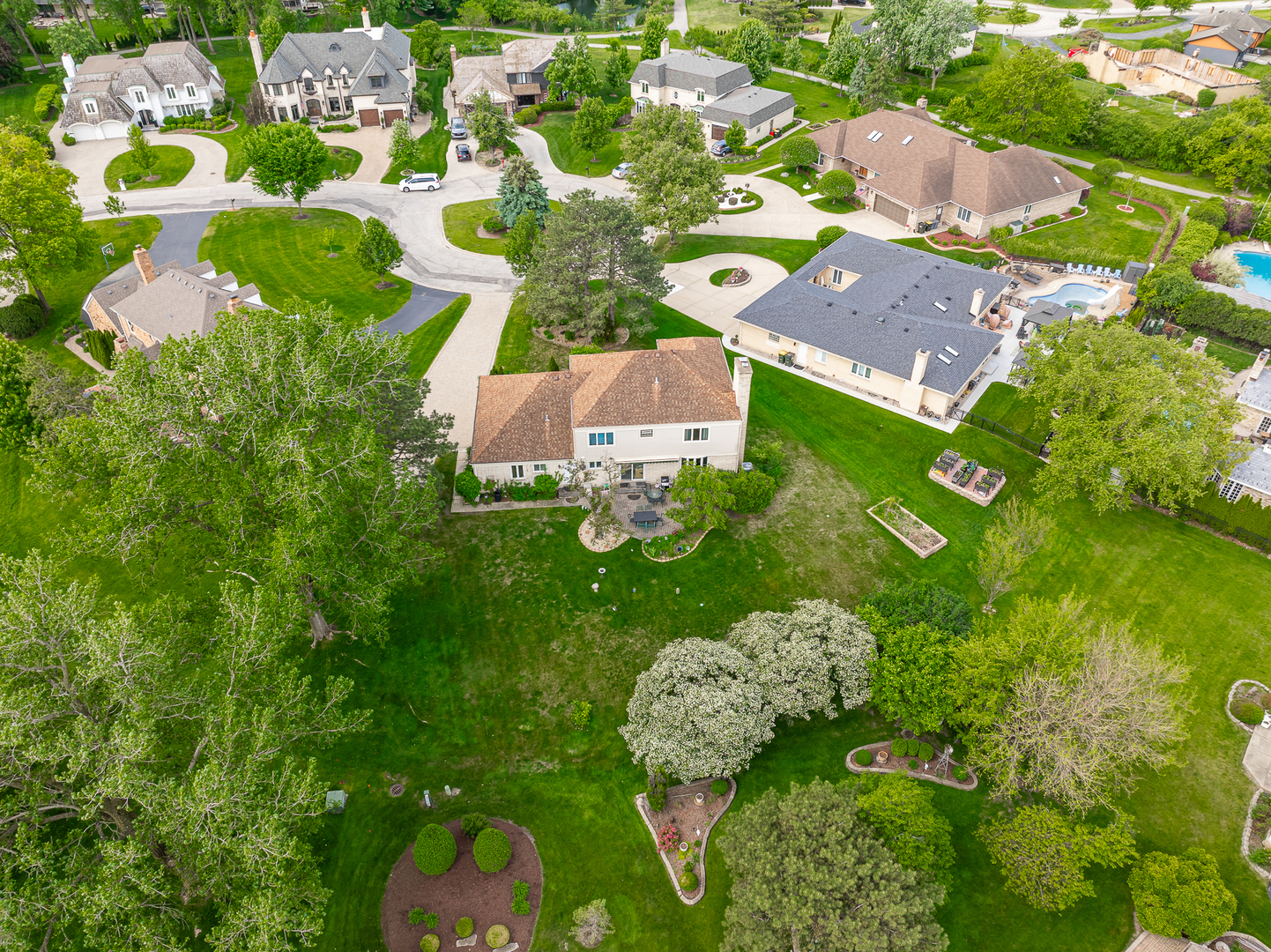 306 Woodview Court, Oak Brook, IL 60523