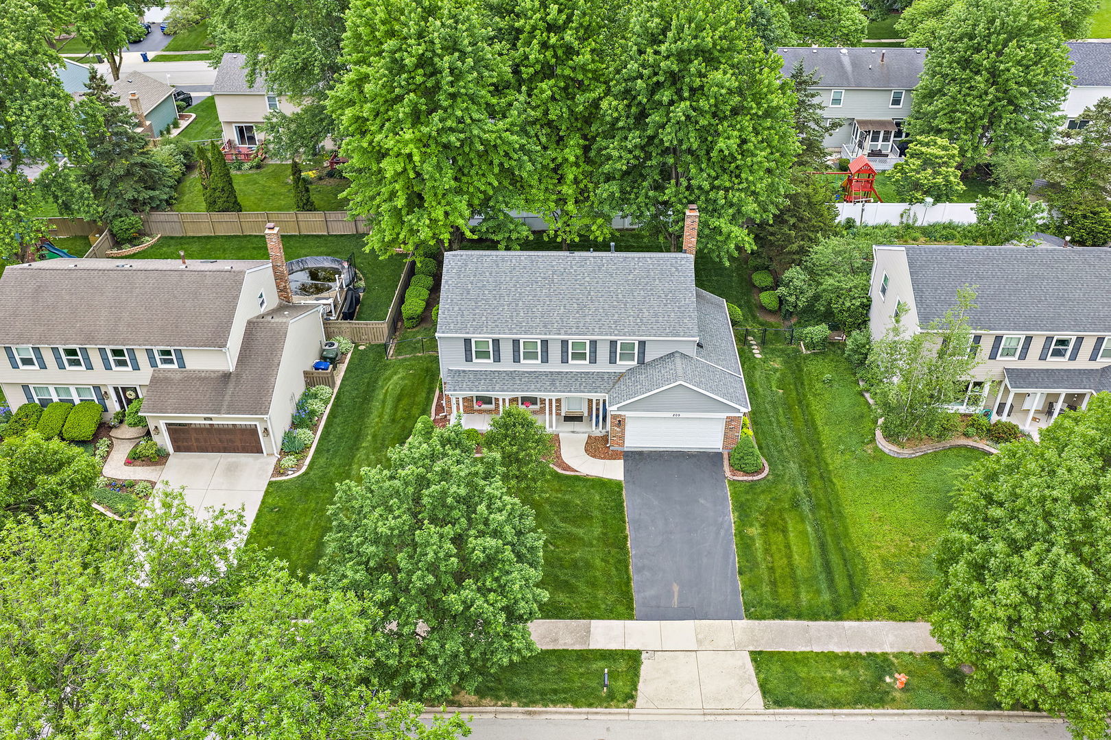 209 Briarheath Lane, Naperville, IL 60565