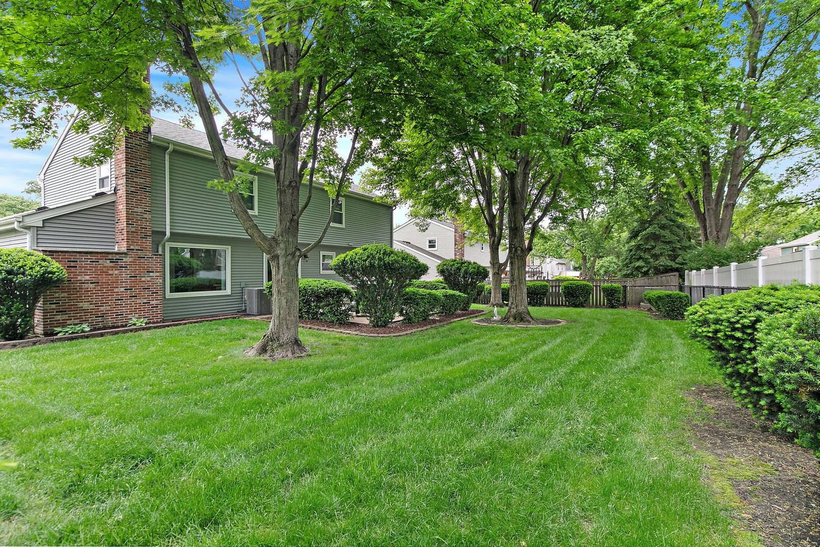 209 Briarheath Lane, Naperville, IL 60565