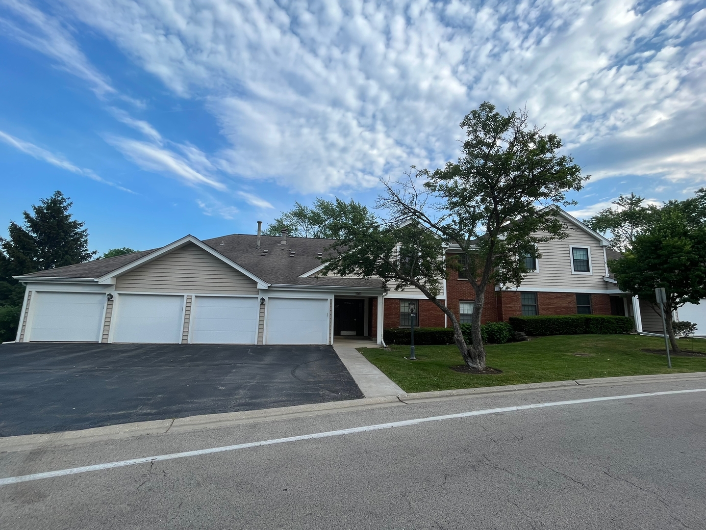 355 Lambert Drive #D2, Schaumburg, IL 60193
