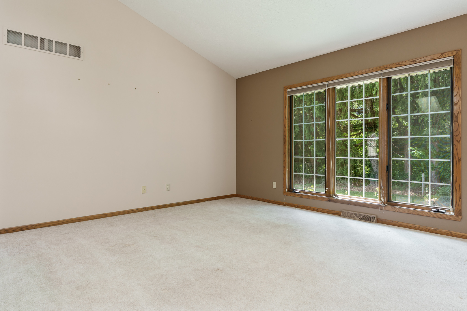 1350 Featherstone Road, Rockford, IL 61107