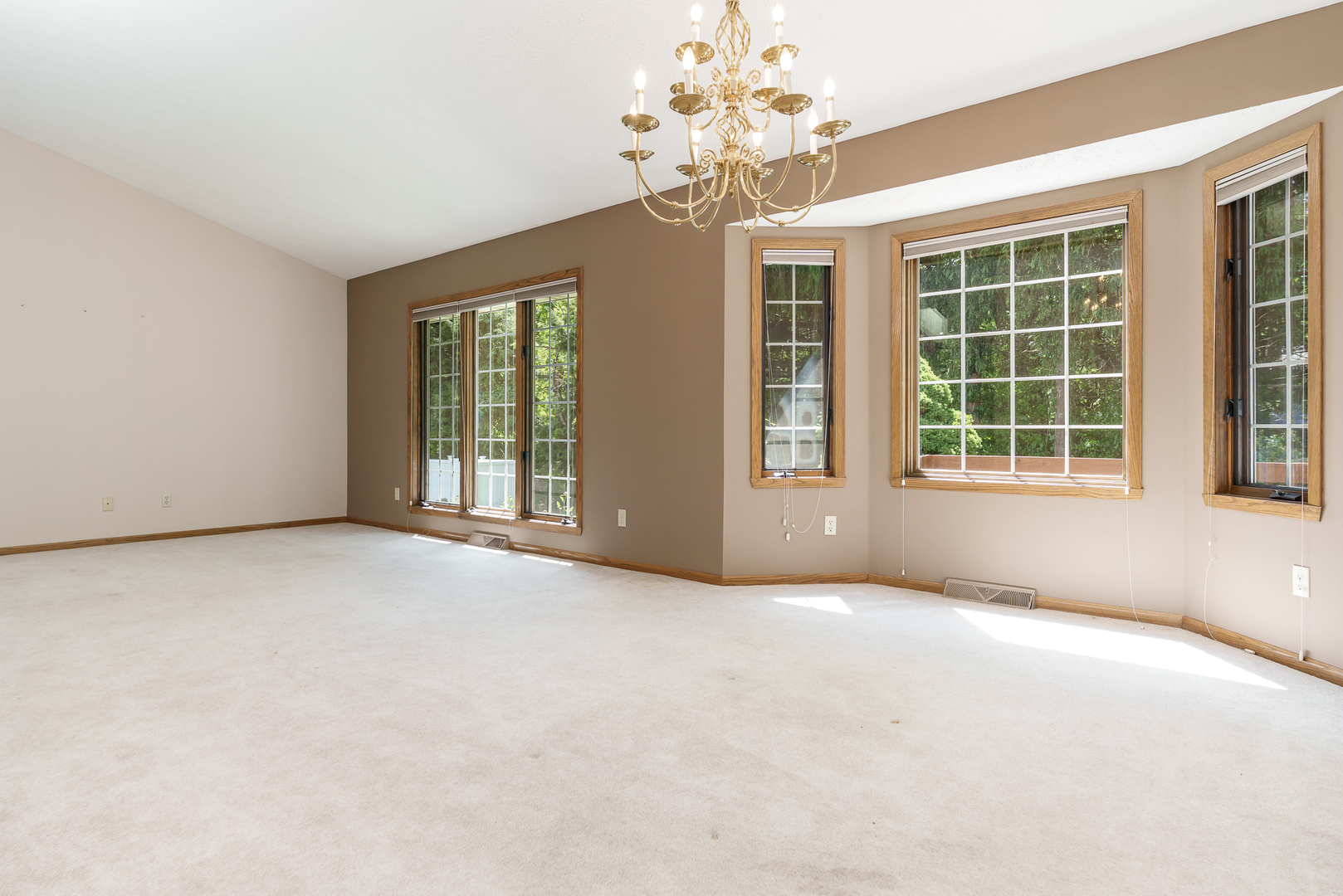 1350 Featherstone Road, Rockford, IL 61107