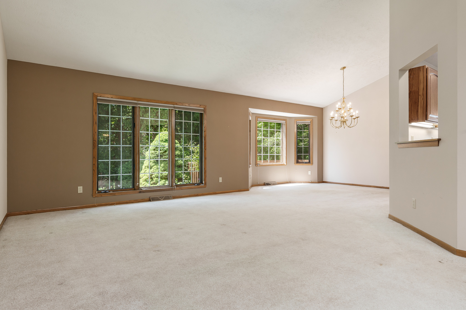 1350 Featherstone Road, Rockford, IL 61107